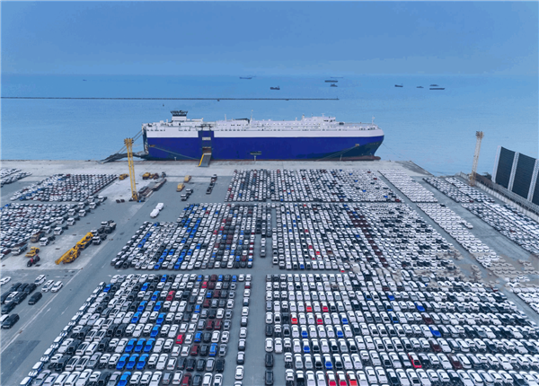 集装箱海运价值低迷，汽车海运价飙涨，滚装船运费暴涨4倍仍缺，上汽、比亚迪接连下单造船，加快出海