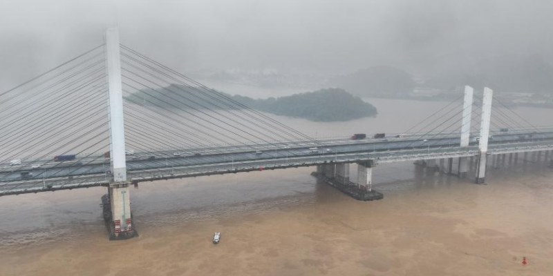广东佛山九江大桥防撞墩受船舶擦碰，船只沉没
